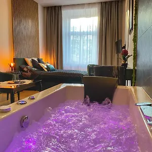 Czarny Z Jacuzzi Apartment